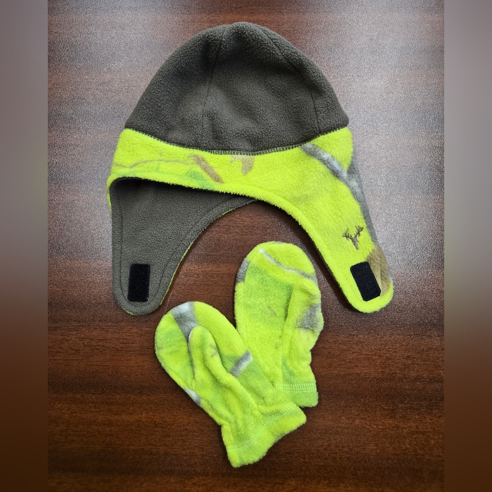 Kids Green Camo Hat & Mittens Set